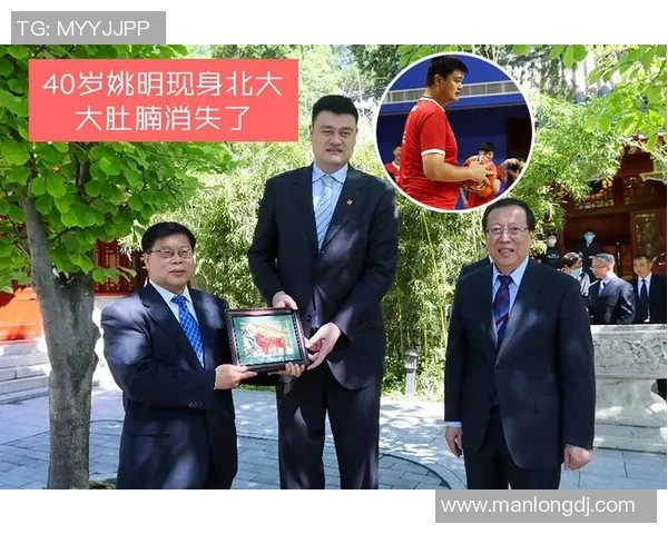 姚明惊喜现身饭店与粉丝互动引发热议瞬间成焦点