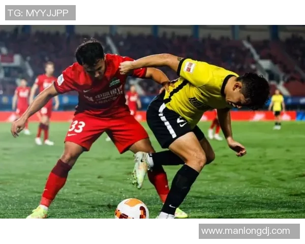 中超激战莱比锡与曼联战成平局帽子戏法引发争议判罚全场沸腾