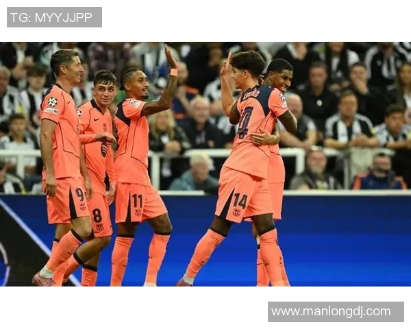 巴萨友谊赛大胜曼联四球逆转全场观众热情高涨赛后点评精彩纷呈 巴萨友谊赛大胜曼联四球逆转全场观众热情高涨赛后点评精彩纷呈