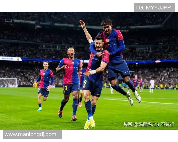 德甲激战:那不勒斯狂胜巴萨五球横扫引发全场欢呼 德甲激战:那不勒斯狂胜巴萨五球横扫引发全场欢呼